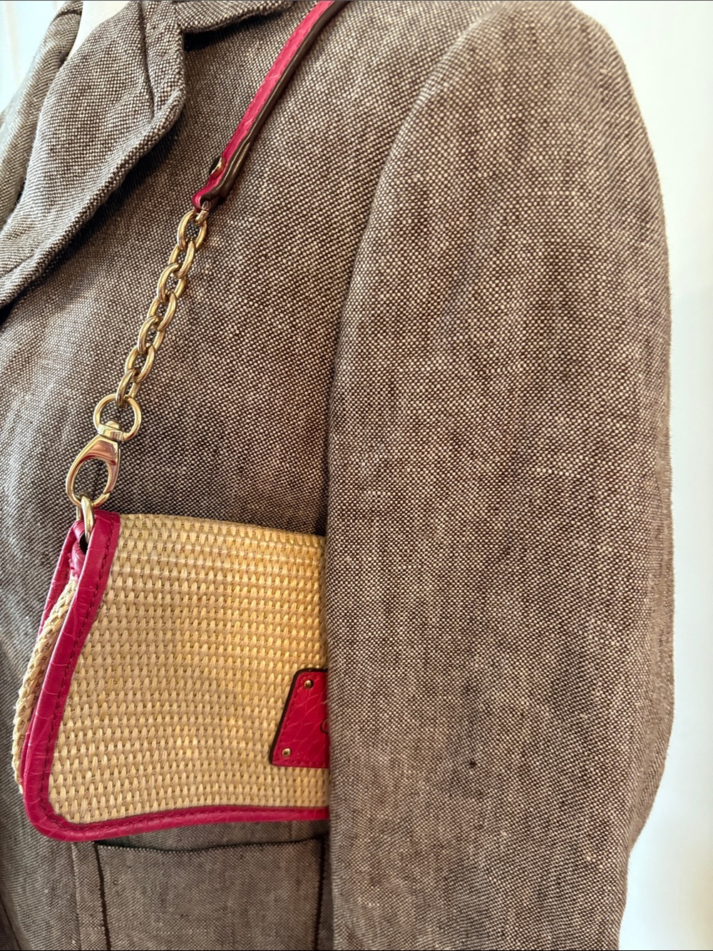 Dana Buchman Beige Woven Straw Shoulder Bag with Pink Trim and Gold Chain